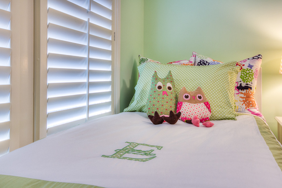 This is an example of a traditional kids' bedroom in Atlanta.