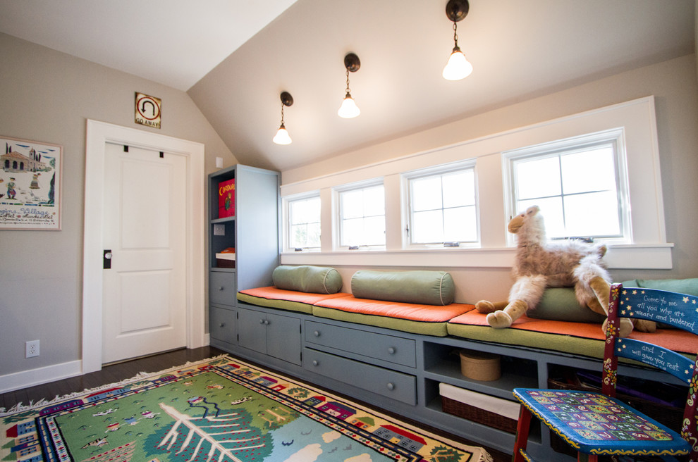 Diseño de dormitorio infantil de 4 a 10 años tradicional de tamaño medio con paredes grises y suelo de madera en tonos medios
