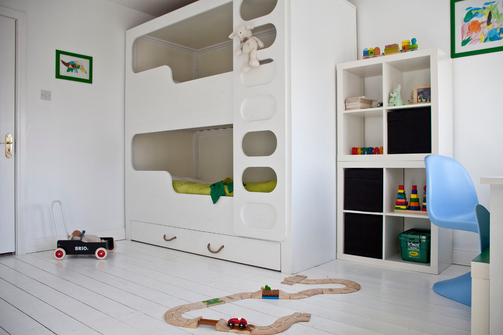 Cette photo montre une chambre d'enfant de 4 à 10 ans tendance de taille moyenne avec un mur blanc, parquet peint et un lit superposé.