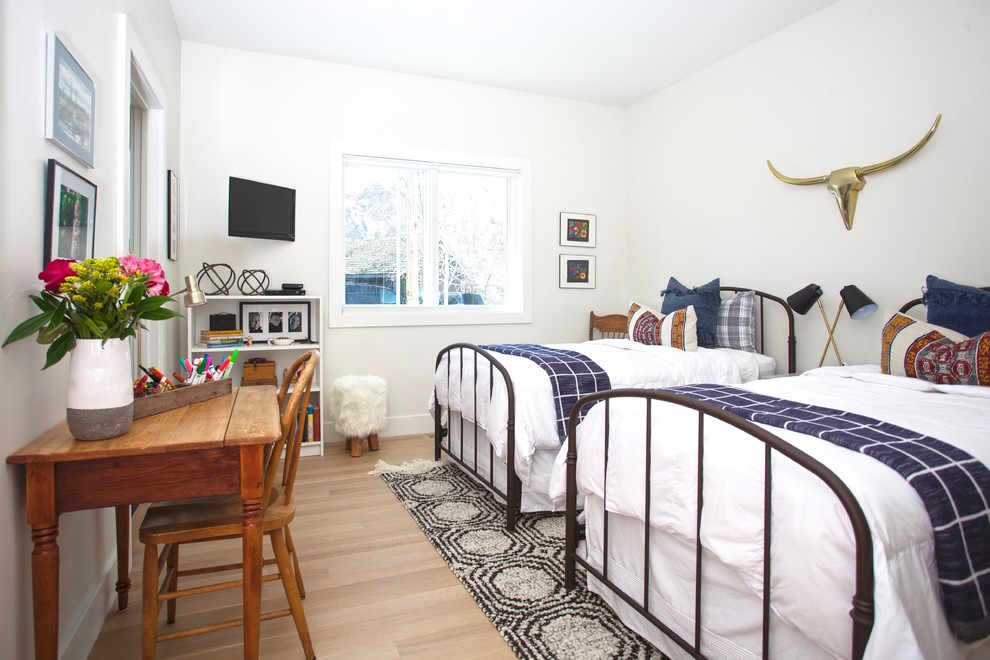 Idéer för att renovera ett mellanstort lantligt pojkrum kombinerat med sovrum och för 4-10-åringar, med vita väggar, ljust trägolv och beiget golv