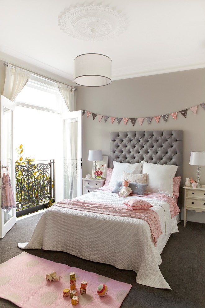 Exempel på ett mellanstort klassiskt flickrum kombinerat med sovrum, med grå väggar, heltäckningsmatta och grått golv