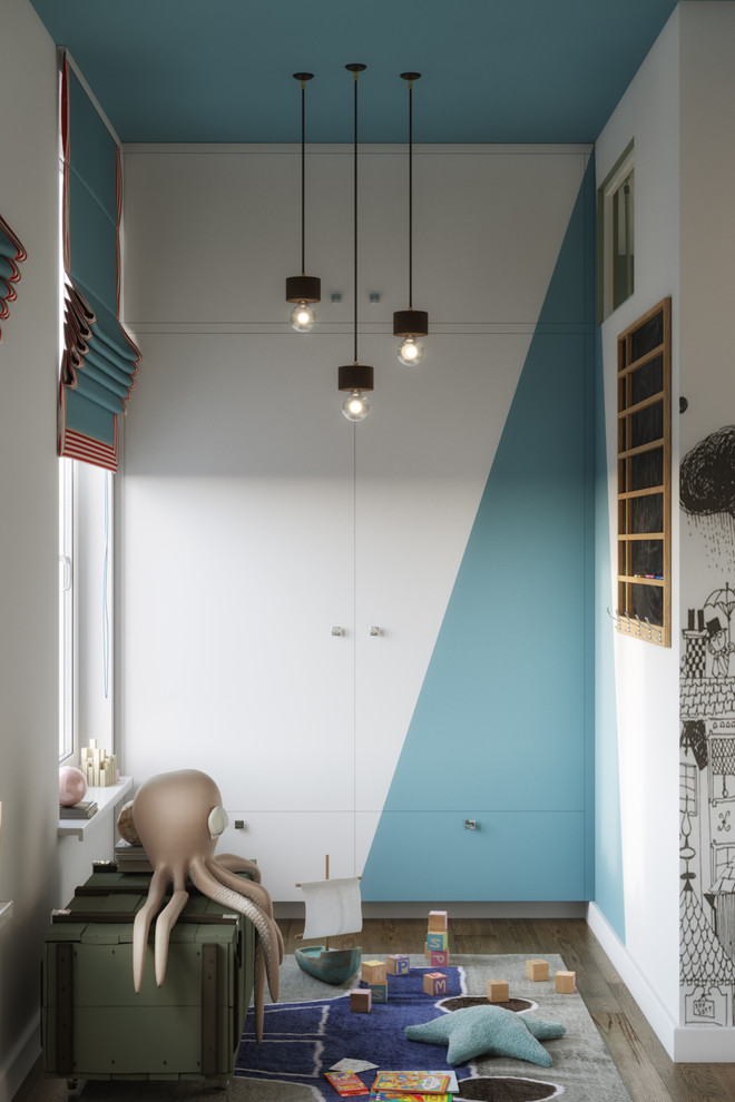 Kleines Modernes Kinderzimmer mit Schlafplatz, blauer Wandfarbe, Bambusparkett und braunem Boden in Brüssel