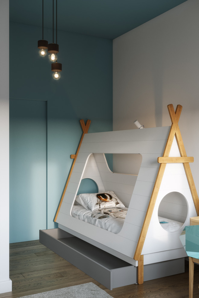 Foto di una piccola cameretta per bambini design con pareti blu, pavimento in bambù e pavimento marrone