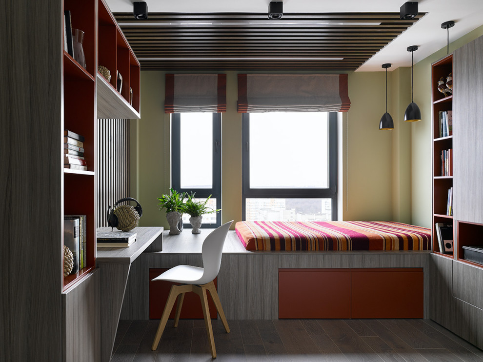 Idee per una cameretta per ragazzi minimal di medie dimensioni con pavimento marrone, soffitto in legno e pareti verdi