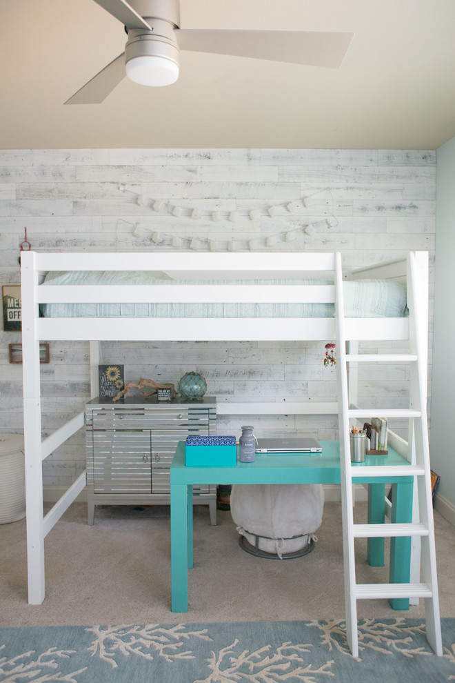 Idéer för stora maritima barnrum kombinerat med sovrum, med blå väggar, heltäckningsmatta och beiget golv