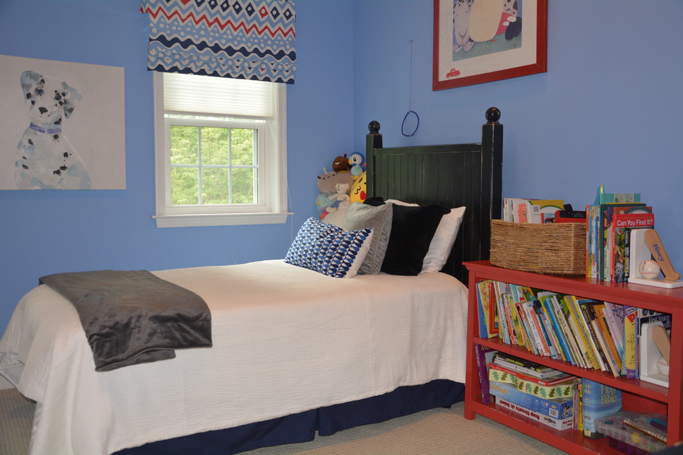 Стильный дизайн: нейтральная детская среднего размера в классическом стиле с спальным местом, синими стенами, ковровым покрытием и коричневым полом для ребенка от 4 до 10 лет - последний тренд