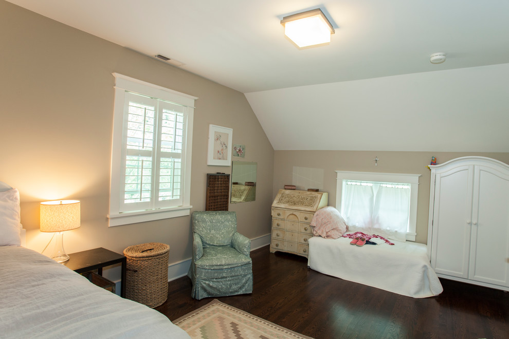 Exempel på ett mellanstort klassiskt flickrum kombinerat med sovrum och för 4-10-åringar, med beige väggar och mörkt trägolv