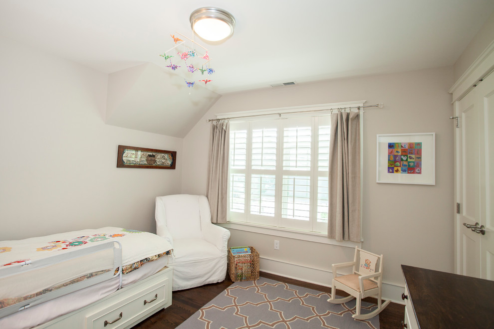 Immagine di una cameretta per bambini da 4 a 10 anni chic di medie dimensioni con pareti beige e parquet scuro
