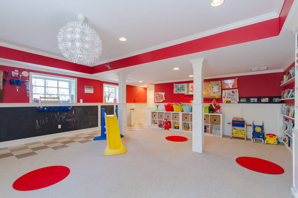Exempel på ett modernt könsneutralt barnrum kombinerat med lekrum, med heltäckningsmatta och flerfärgade väggar