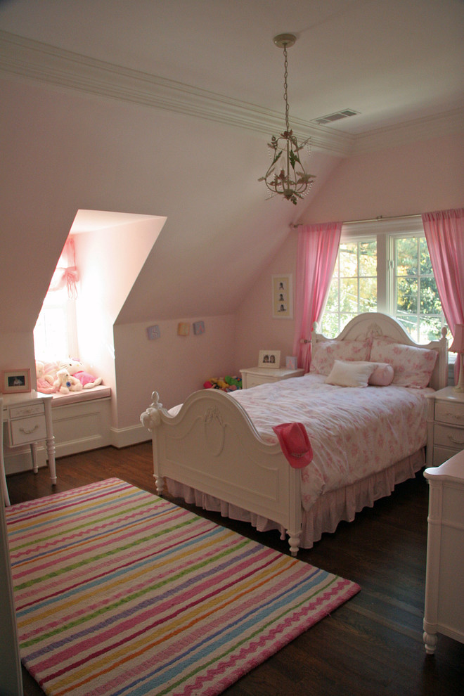 Foto di una cameretta per bambini da 4 a 10 anni tradizionale di medie dimensioni con pareti rosa, parquet scuro e pavimento marrone