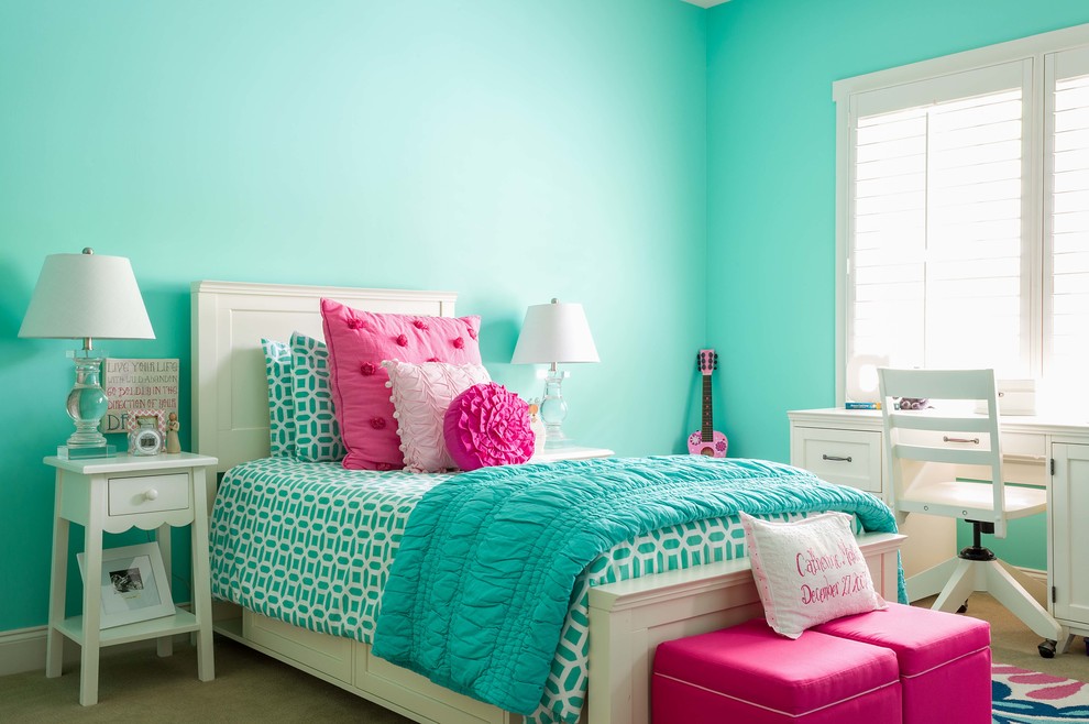 Cette image montre une chambre d'enfant traditionnelle avec un mur bleu et moquette.