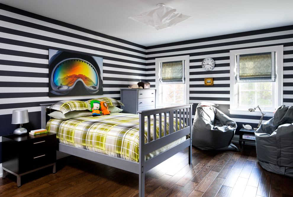 Idee per una cameretta per bambini chic con pareti multicolore, parquet scuro e pavimento marrone