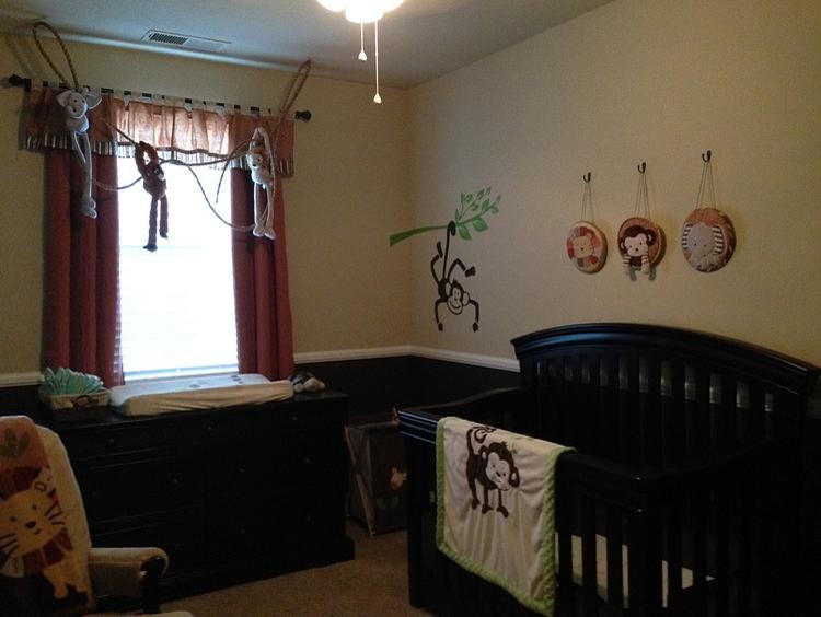 Idéer för att renovera ett mellanstort vintage könsneutralt småbarnsrum kombinerat med sovrum, med beige väggar och heltäckningsmatta
