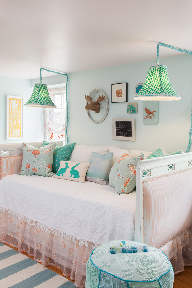 Diseño de dormitorio infantil romántico de tamaño medio con paredes azules, suelo de madera clara y suelo azul