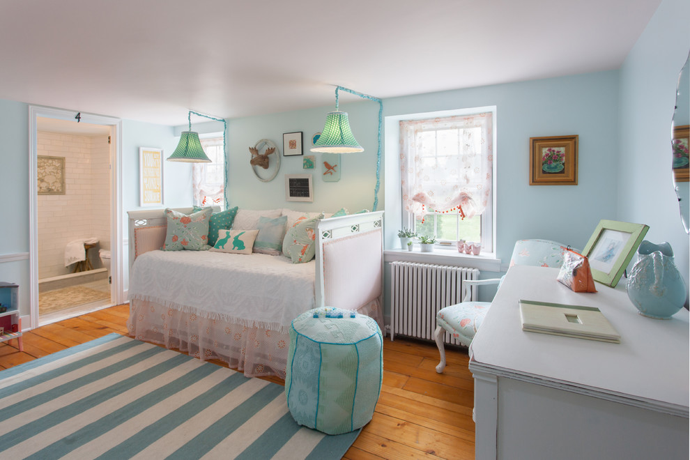 На фото: детская среднего размера в стиле шебби-шик с синими стенами, спальным местом, паркетным полом среднего тона и коричневым полом для подростка, девочки