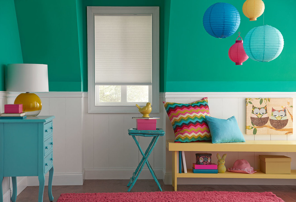 На фото: детская среднего размера в современном стиле с спальным местом, зелеными стенами и темным паркетным полом для ребенка от 4 до 10 лет, девочки с