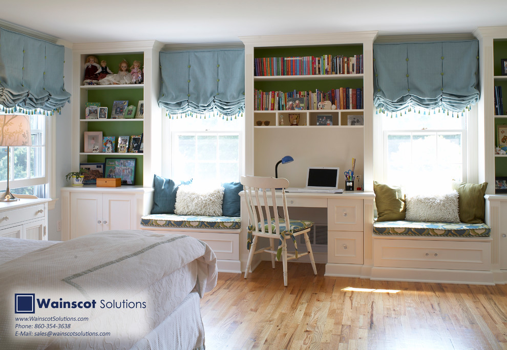 Idées déco pour une chambre d'enfant contemporaine de taille moyenne avec un mur bleu et parquet clair.