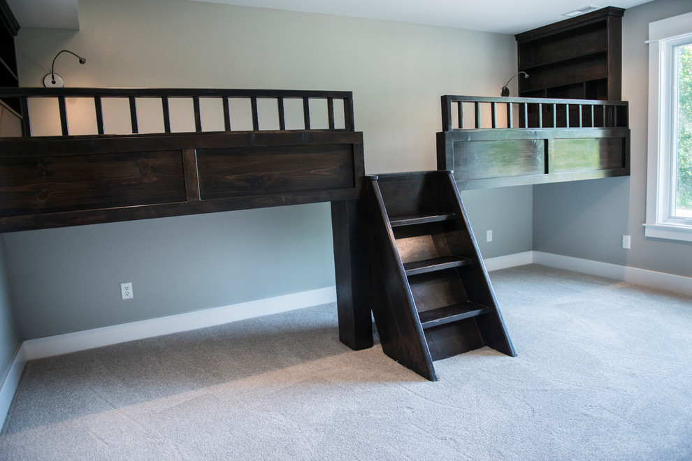 Foto på ett mellanstort lantligt könsneutralt barnrum kombinerat med sovrum, med heltäckningsmatta och grå väggar