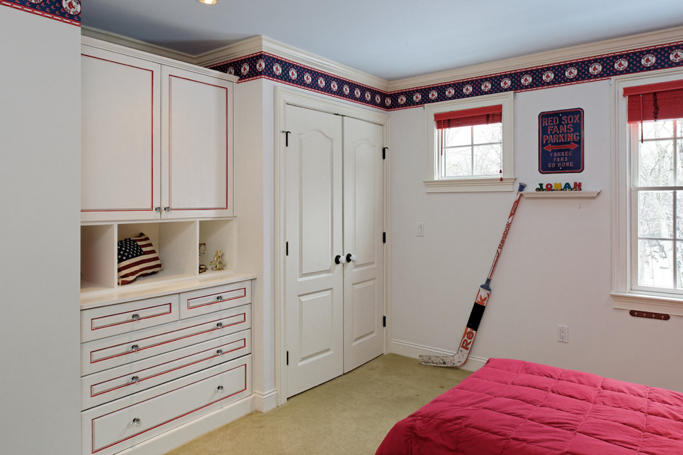 Modelo de dormitorio infantil clásico de tamaño medio con paredes blancas, moqueta y suelo beige