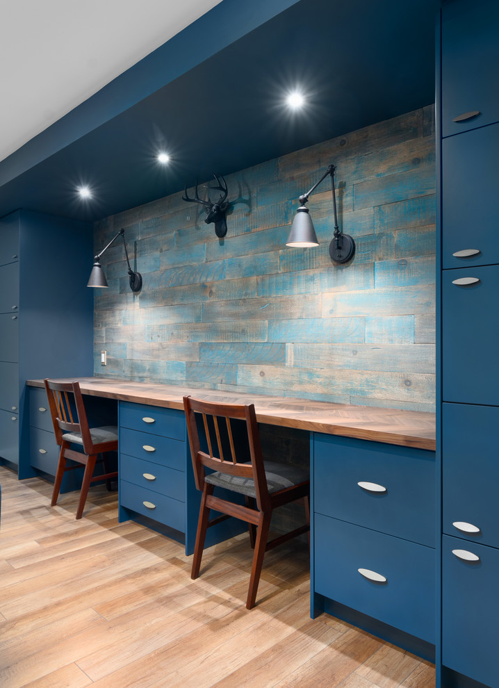 Aménagement d'une chambre d'enfant contemporaine de taille moyenne avec un bureau, un mur bleu, sol en stratifié et un sol beige.