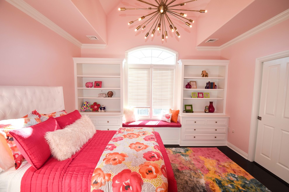 Foto di una grande cameretta per bambini design con pareti rosa e parquet scuro