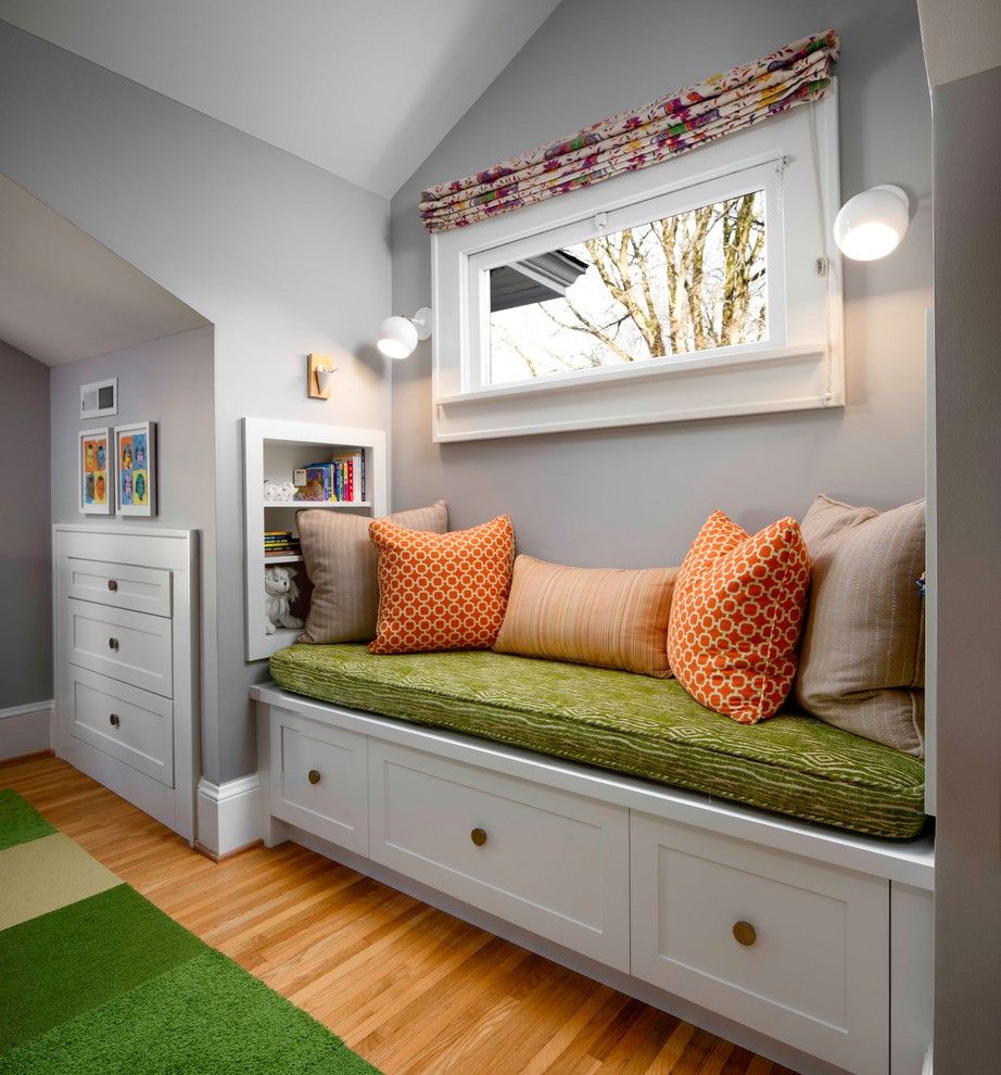 Imagen de dormitorio infantil de 1 a 3 años clásico renovado pequeño con paredes grises y suelo de madera en tonos medios
