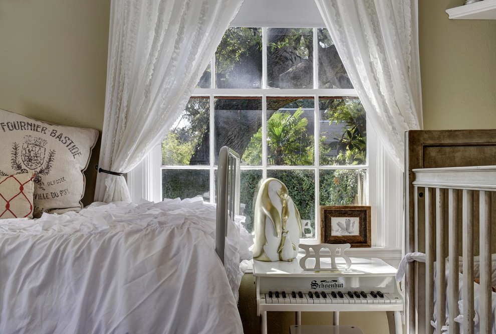 Foto di una cameretta da letto da 1 a 3 anni design di medie dimensioni con pareti beige