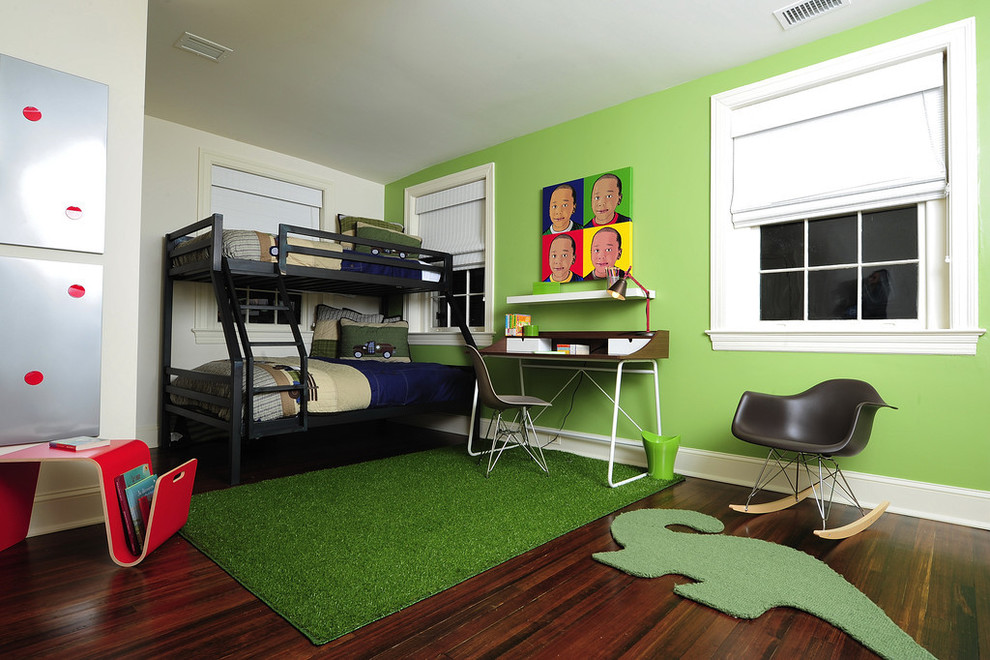 Foto de dormitorio infantil de 4 a 10 años contemporáneo de tamaño medio con paredes multicolor y suelo de madera oscura