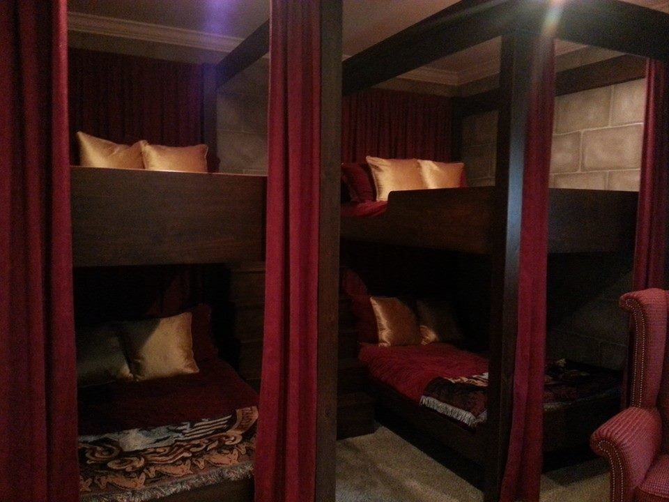 Foto de dormitorio infantil de 4 a 10 años contemporáneo pequeño con moqueta