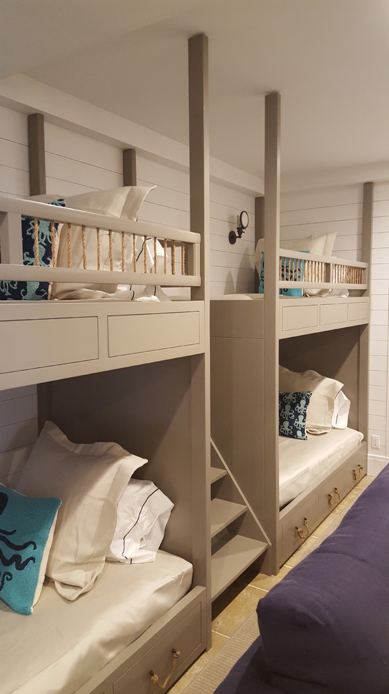 Ejemplo de dormitorio infantil de 4 a 10 años clásico renovado de tamaño medio con paredes blancas y moqueta