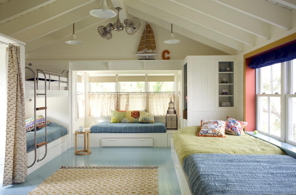 Aménagement d'une chambre d'enfant bord de mer avec un sol turquoise, parquet peint et un lit superposé.