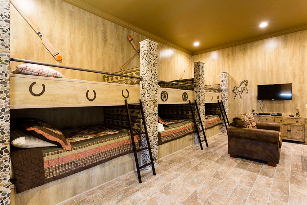 Ejemplo de dormitorio infantil de 4 a 10 años tradicional grande con paredes beige y suelo de baldosas de porcelana