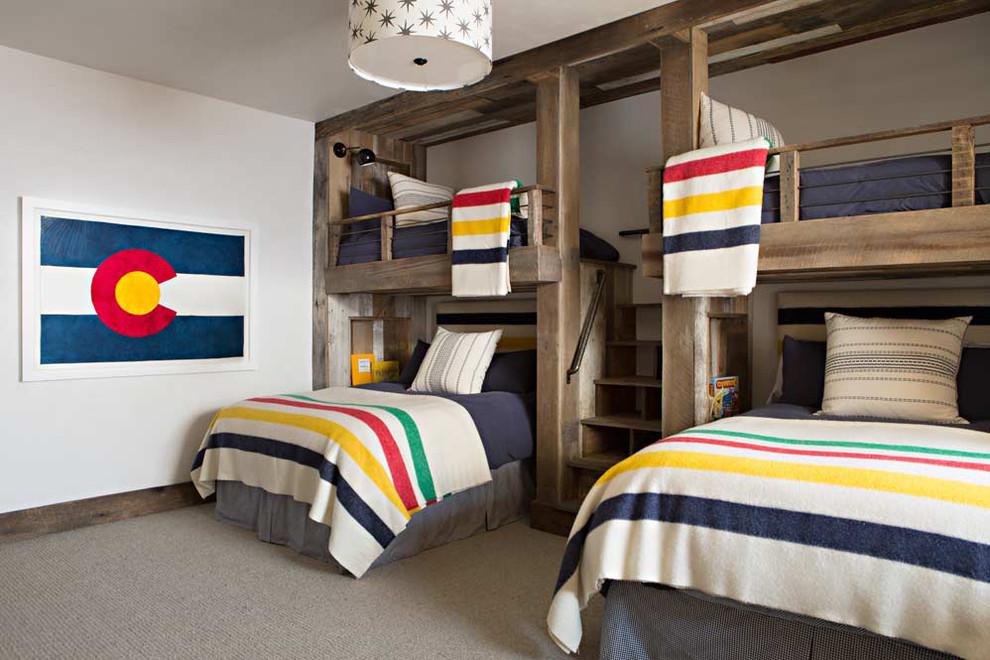 Inspiration för ett rustikt könsneutralt barnrum kombinerat med sovrum och för 4-10-åringar, med vita väggar och heltäckningsmatta