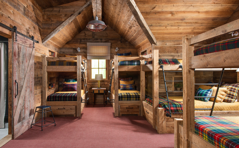 Rustik inredning av ett könsneutralt barnrum kombinerat med sovrum och för 4-10-åringar, med bruna väggar, heltäckningsmatta och rött golv