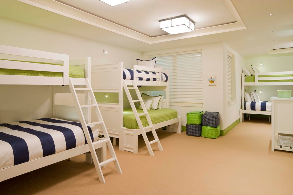 Cette image montre une chambre d'enfant traditionnelle avec un mur blanc et un lit superposé.