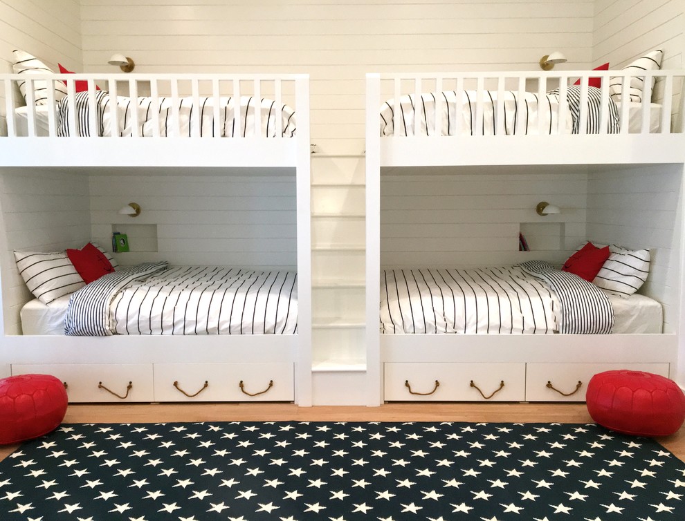 Ejemplo de dormitorio infantil campestre con paredes blancas y suelo de madera clara