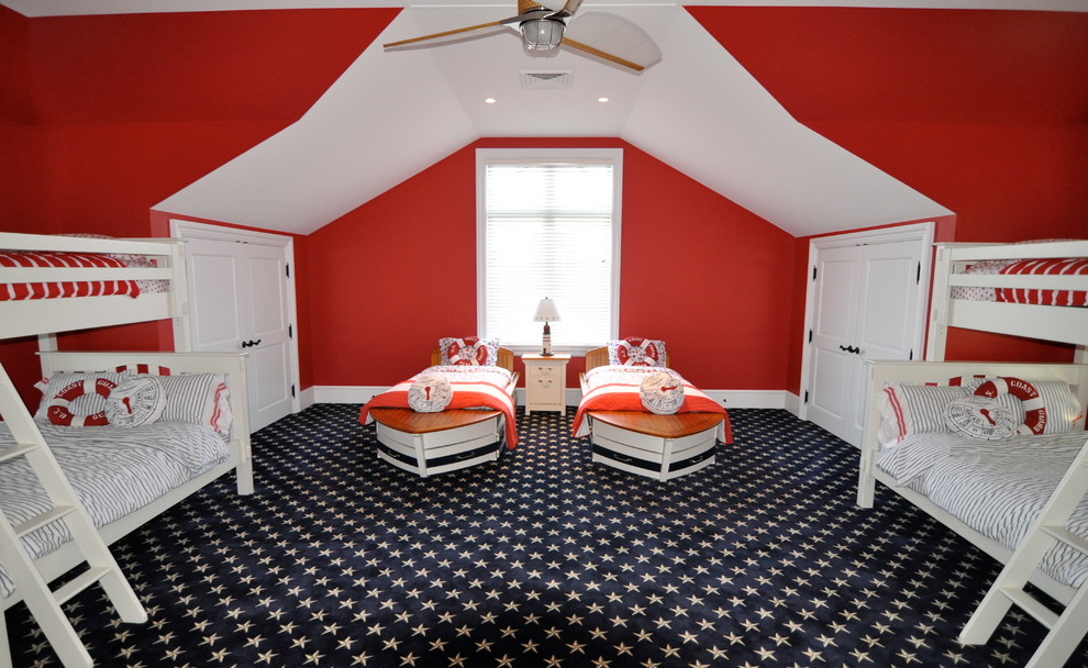 Inredning av ett maritimt stort könsneutralt barnrum kombinerat med sovrum, med röda väggar och heltäckningsmatta