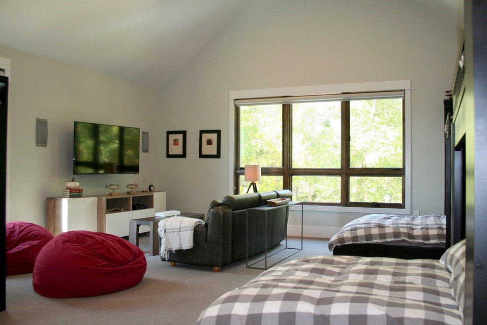 Esempio di un'ampia cameretta da letto contemporanea con pareti bianche, moquette e pavimento beige
