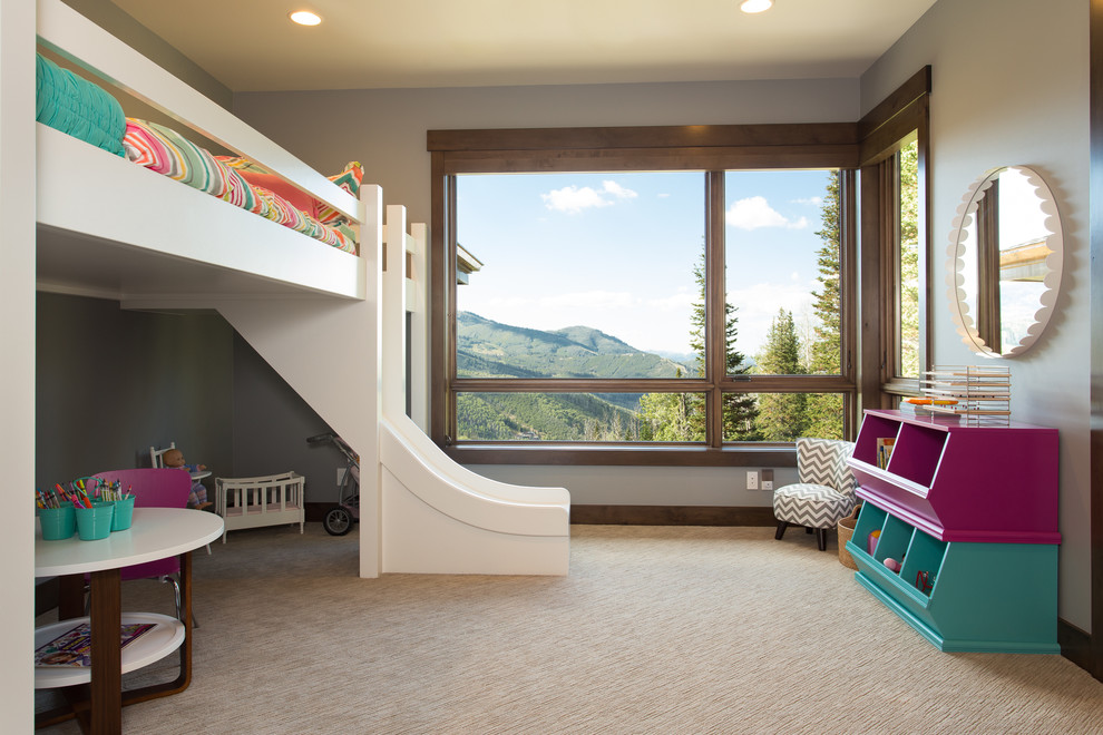 На фото: нейтральная детская среднего размера в современном стиле с белыми стенами, ковровым покрытием и спальным местом для ребенка от 4 до 10 лет