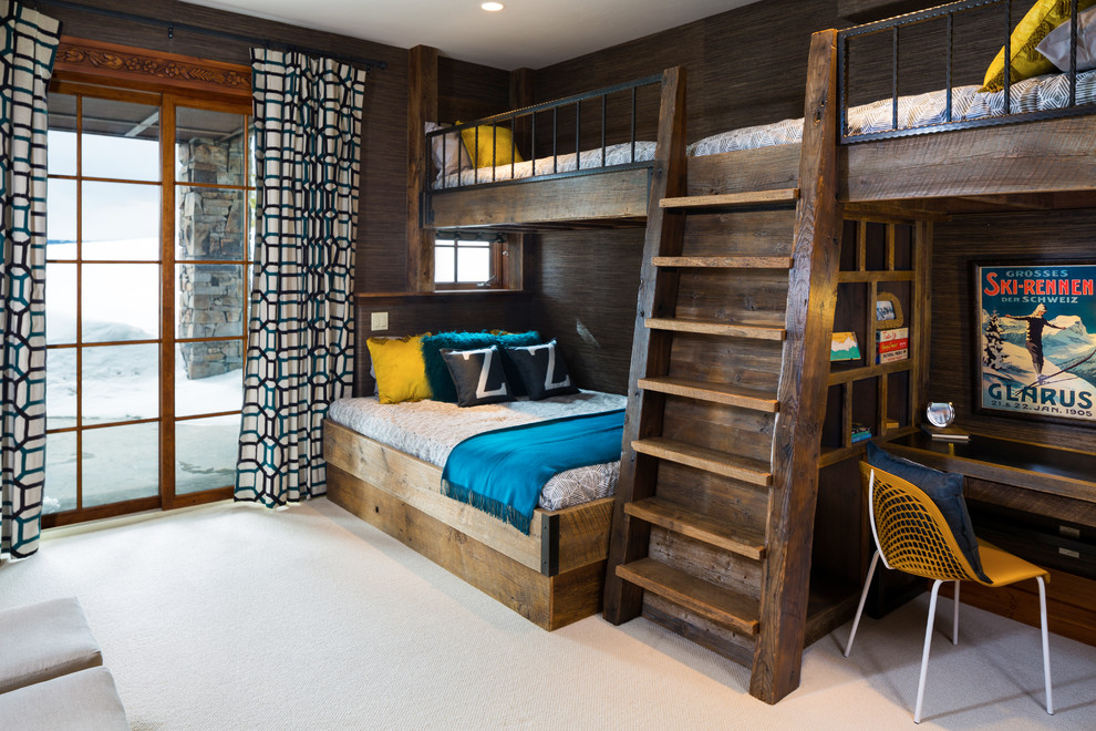 Inspiration för ett rustikt barnrum kombinerat med sovrum, med bruna väggar, heltäckningsmatta och beiget golv