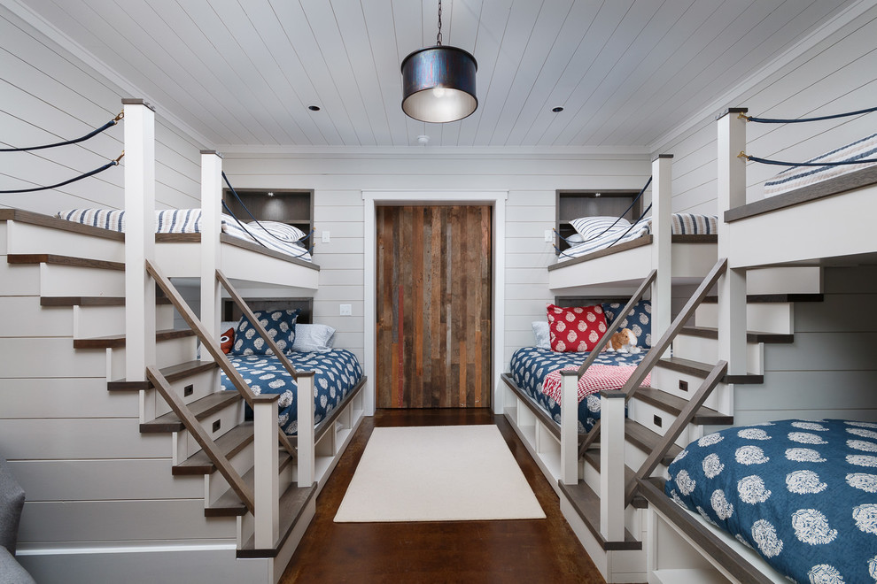 Cette image montre une chambre d'enfant de 4 à 10 ans traditionnelle de taille moyenne avec un mur blanc, sol en béton ciré et un lit superposé.