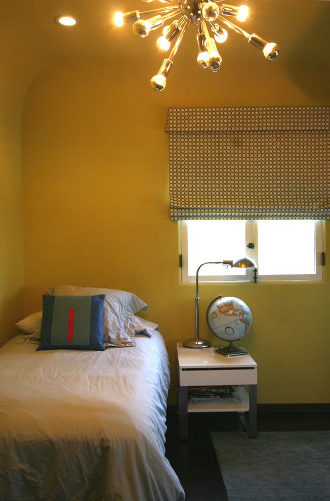 Inredning av ett modernt pojkrum kombinerat med sovrum och för 4-10-åringar, med gula väggar