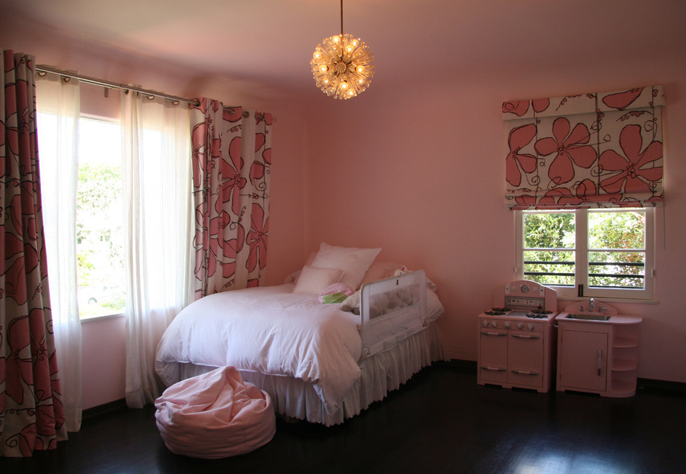 Idéer för att renovera ett funkis flickrum kombinerat med sovrum och för 4-10-åringar, med rosa väggar och mörkt trägolv