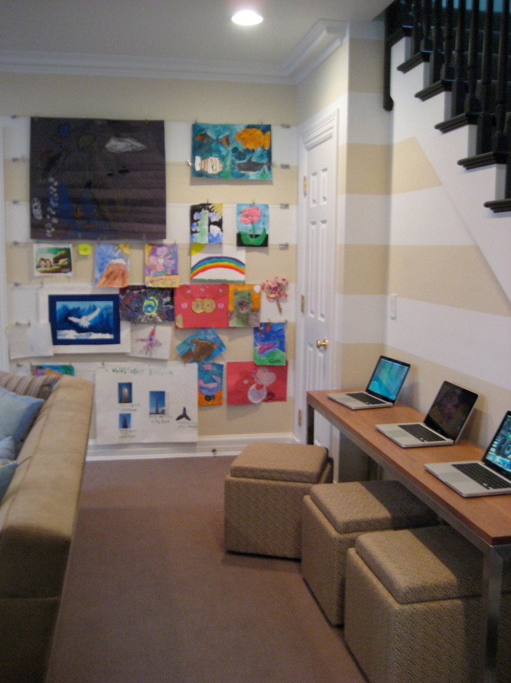 Bild på ett mellanstort vintage könsneutralt barnrum kombinerat med lekrum och för 4-10-åringar, med flerfärgade väggar och heltäckningsmatta