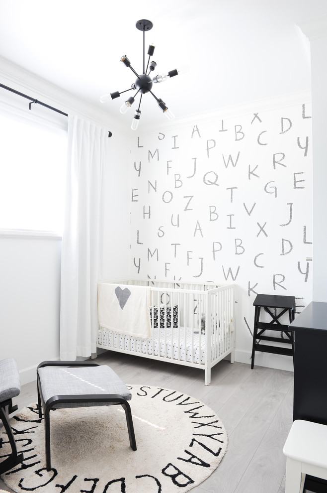 バンクーバーにあるトランジショナルスタイルのおしゃれな赤ちゃん部屋 (白い壁、ラミネートの床、グレーの床、男女兼用) の写真