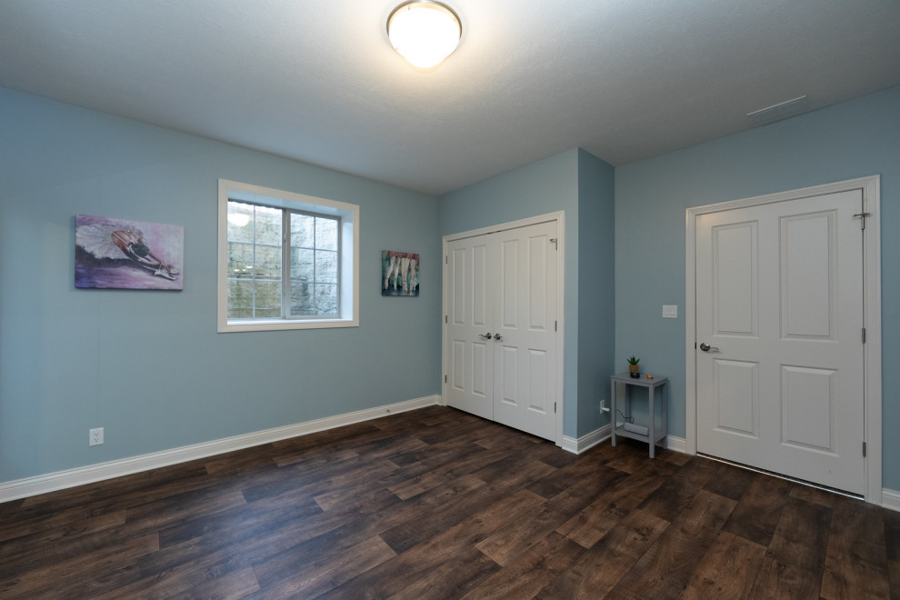 他の地域にある中くらいなコンテンポラリースタイルのおしゃれな女の子の部屋 (青い壁、クッションフロア、ティーン向け、茶色い床) の写真