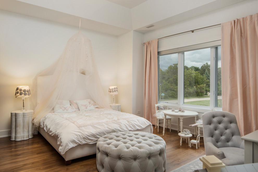 Shabby-Chic Mädchenzimmer mit Schlafplatz, weißer Wandfarbe und braunem Holzboden in Chicago