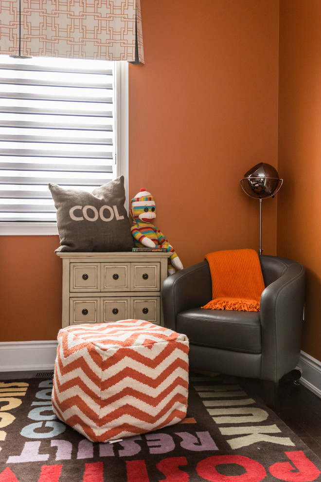 Inredning av ett modernt mellanstort pojkrum kombinerat med sovrum och för 4-10-åringar, med orange väggar och mörkt trägolv