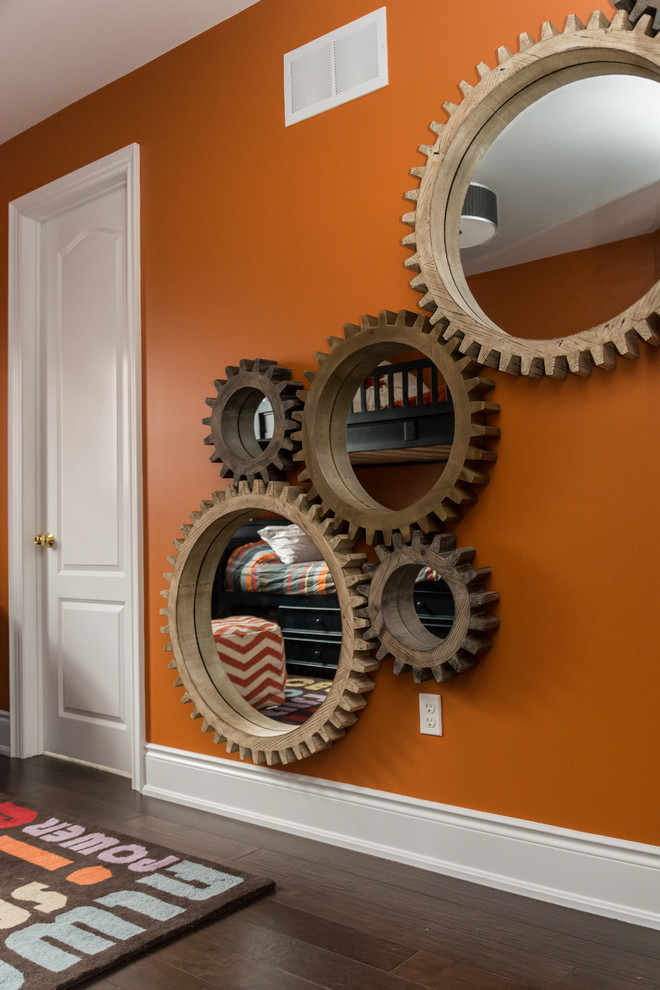 Idéer för mellanstora funkis pojkrum kombinerat med sovrum och för 4-10-åringar, med orange väggar och mörkt trägolv