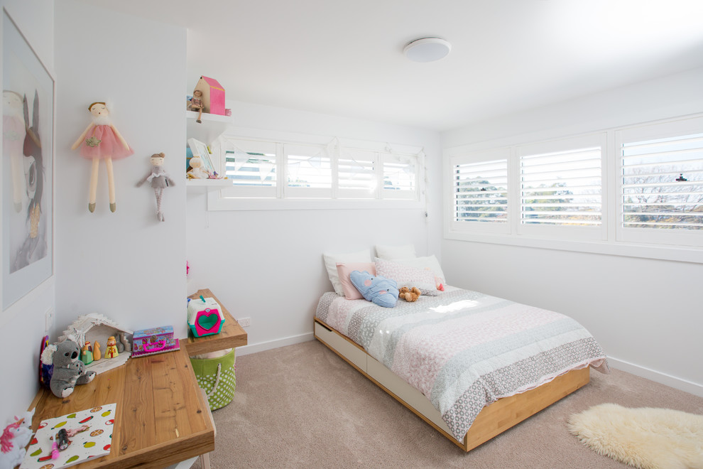 На фото: детская в морском стиле с спальным местом, белыми стенами, ковровым покрытием и серым полом для девочки с